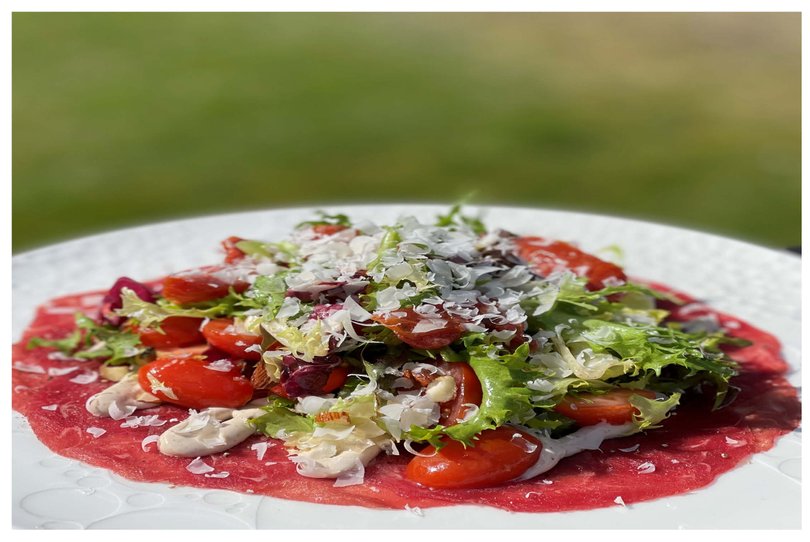 Carpaccio - Tabata-Foodpoint - Tynde skiver af okseinderlår - marineret salat - trøffelmayonaise - revet parmesan - saltede sprøde mandler.